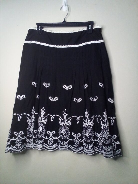 new directions Dresses & Skirts - New Directions Skirt Women M Crochet Scallop Hem Lined Black White